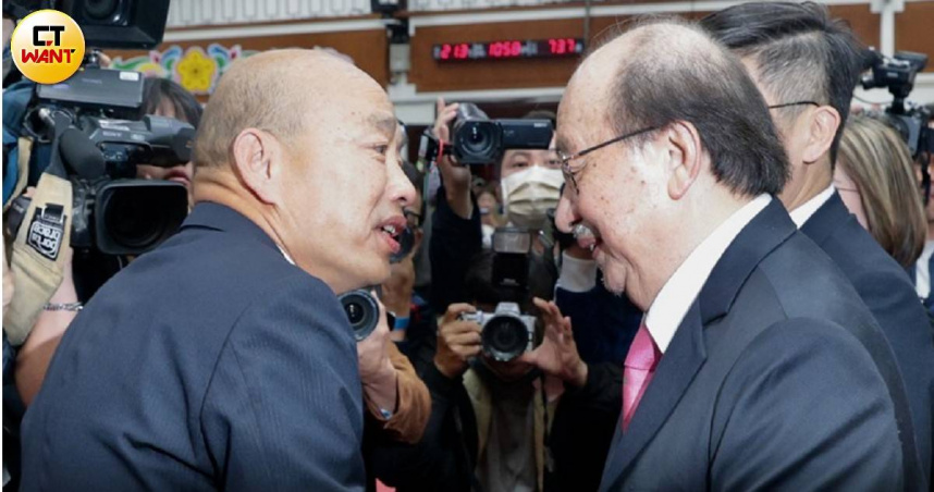 立法院長韓國瑜（左起）與民進黨團總召柯建銘喜迎《強化防衛韌性及不對稱戰力計畫採購特別條例》草案雙版本付委。（圖／黃耀徵攝）