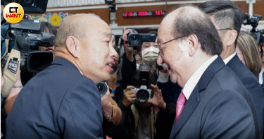 立法院長韓國瑜(左起)與民進黨團總召柯建銘喜迎《強化防衛韌性及不對稱戰力計畫採購特別條例》草案雙版本付委。(圖/黃耀徵攝)