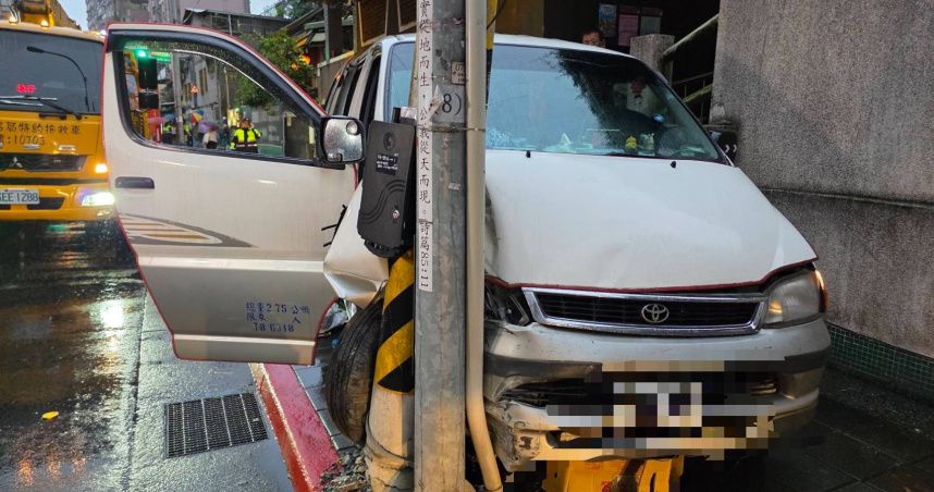 快訊／北市文山轎車暴衝撞行人　駕駛無生命跡象急送醫