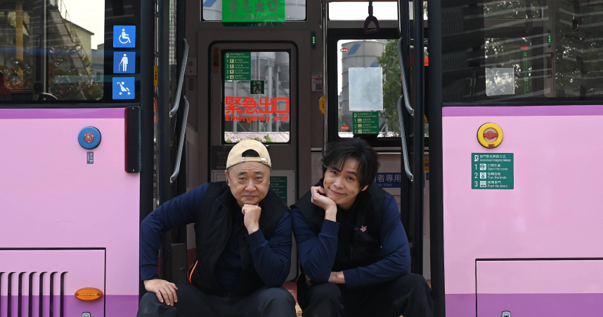 邰智源（左）與黃鐙輝體驗一日公車司機。（圖／麥卡貝網路電視提供）