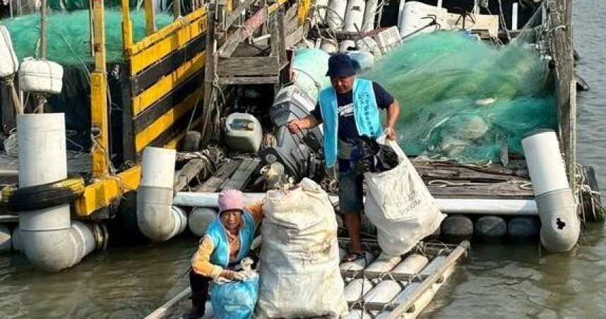 台中「環保艦隊」海上大掃除40分鐘狂撈近300公斤。（圖／翻攝畫面）