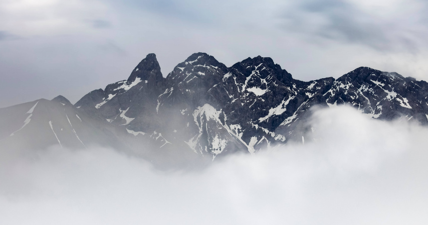 情侶在海拔約2681公尺山頂停留時進行親密行為，過程遭氣象鏡頭記錄。