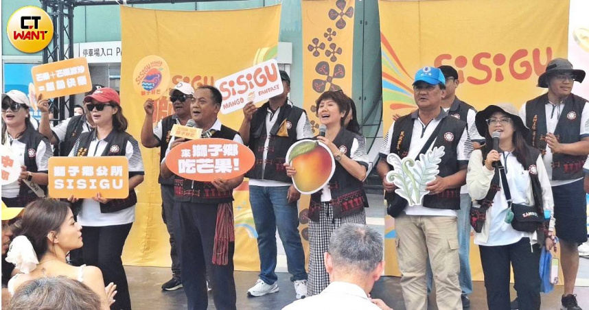 獅子鄉鄉長朱宏恩帶領鄉民一起北上推廣「獅子好芒」自有品牌，希望在農事成本上漲和量產之際，能透過產地直售穩定利潤。（圖／林榮芳攝）
