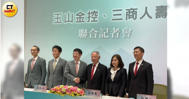 三商美邦人壽與玉山金控於2025年11月5日共同召開併購記者會，圖為三商壽董事長翁肇喜、玉山金控董事長黃男州（中）共同主持，出席的還有三商壽副董事長許瀞心（右二）與玉山金總經理陳茂欽（左二）。（圖／李蕙璇攝）（圖／李蕙璇攝）