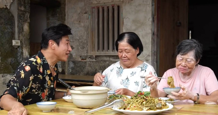 陳鴻澎湖找阿媽學古早味！　驚喊「第一次吃大殼飯」