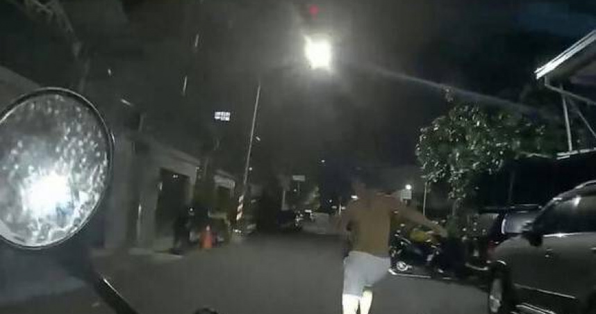 楠梓街頭驚魂！失聯移工毒駕拒檢狂逃　撞車後赤膊狂奔400米