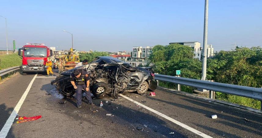 國慶連假首日驚傳死亡車禍！　國6轎車撞爛護欄駕駛噴飛慘死