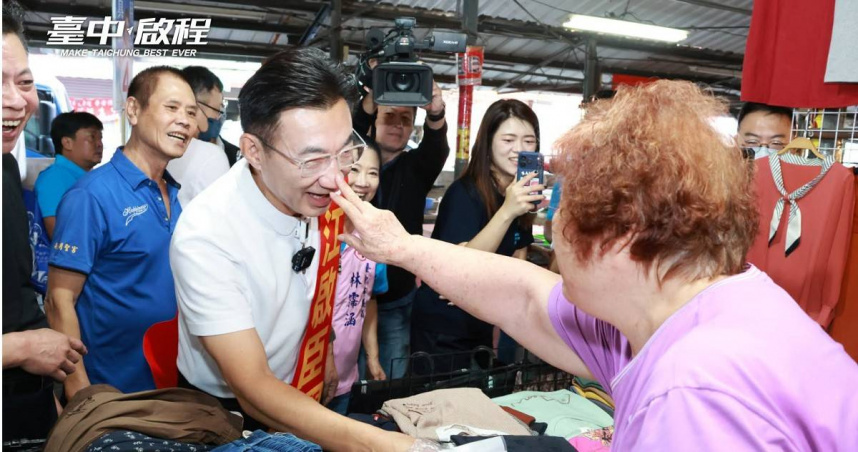 國民黨台中市長候選人江啟臣近期走訪市場時，因招牌「大鼻子」受到支持者關注，不少民眾主動要求觸摸求好運。針對醫師提醒的接觸傳染風險，江啟臣辦公室表示，後續掃街行程將加強乾洗手及消毒措施。（圖／翻攝自江啟臣臉書）