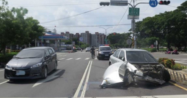 禍從後方來! 小客車等燈遭水泥車撞車尾 衝進路口再被聯結車撞車頭