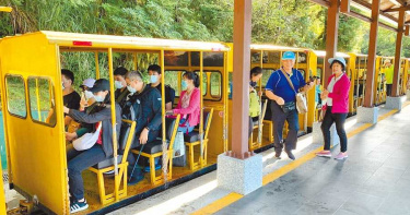 太平山蹦蹦車停駛半年 今試營運遊客排隊搶搭