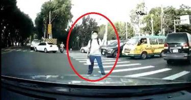 開車遇小朋友揮手禮讓! 轉角見警察「你違規」…2千元入國庫