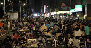 中壢再度萬人封街烤肉 實名制不阻「聯烤」人潮