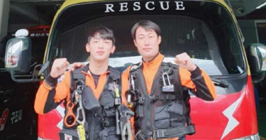 住商大樓火警!俊俏消防員揹20公斤氧氣筒、抱嬰兒僅花1分半逃離22樓
