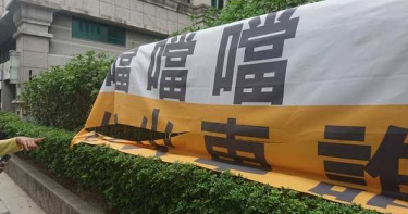 高雄2社區掛布條反輕軌 晨運男認「有礙觀瞻」利器割破