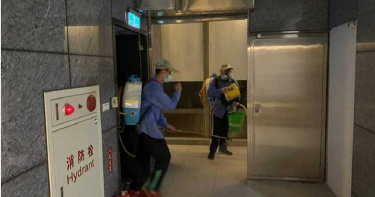居家隔離失聯老翁「發燒」倒臥新北鬧區 警嚇傻派出所全面大消毒