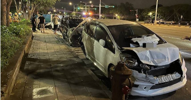 垃圾車撞擊後翻覆，路邊車輛直接被鏟起撞爛。（圖／翻攝畫面）