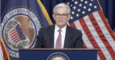 聯準會主席Jerome Powell,8日出席研討會時重申聯準會升息的態度。(圖/翻攝自Fed Youtube)