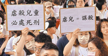 台灣民意基金會27日公布國人對死刑存廢民調結果，高達84.6％民眾不贊成廢除死刑。圖為民團4月在凱道陳情，要求對虐殺兒童者處以死刑。（圖／報系資料照）