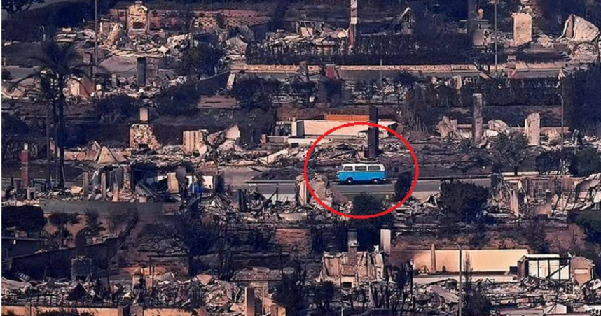 一輛1977年出廠的「復古麵包車」奇蹟未被野火吞噬，完好無損地停在路邊，對比周遭焦黑一片，藍白配色顯得格外亮眼。（圖／翻攝自美聯社）