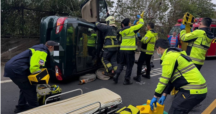 7旬婦自撞護欄翻車，與84歲曾姓乘客皆擦挫傷無生命危險，送往長庚醫院治療。（圖／翻攝畫面）