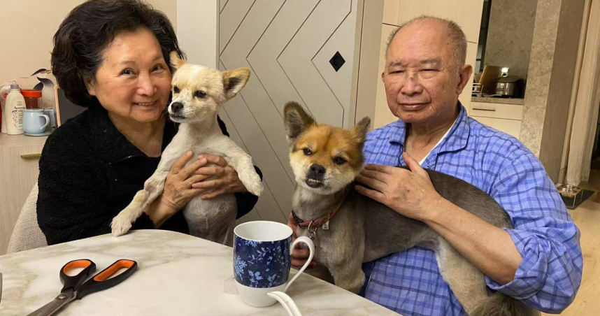 吳宇森帶妻子牛春龍跟兩隻愛犬返回洛杉磯住家。（圖／倪有純提供）