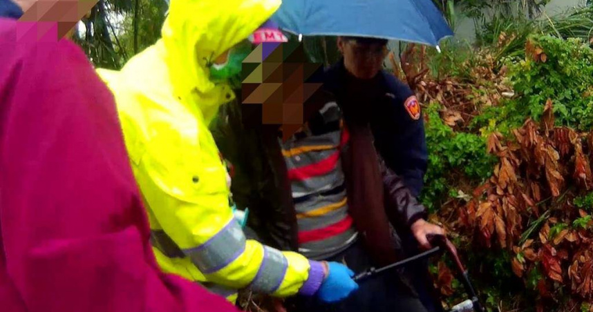 96歲鄭姓老翁散步失音訊，桃警獲報冒雨在荒野中順利尋獲。（翻攝照片／中國時報蔡依珍桃園傳真）