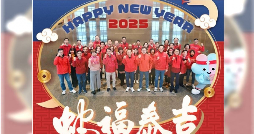 侯友宜（前排圖中）表示，過年是大家開心團聚的時刻，台灣應當像一家人，不分政黨，共同希望台灣更好。（圖／新北市政府提供）