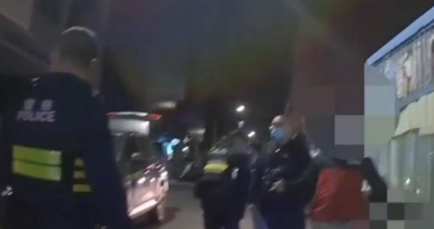 警方到場將酒後失控的李姓男子（右，穿紅衣者）逮捕帶回警局。（圖／民眾提供）