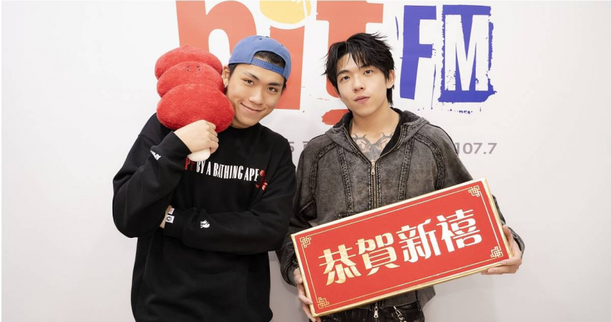 王ADEN（左）、PIZZALI一同主持電台初三特別節目。（圖／Hit Fm提供）