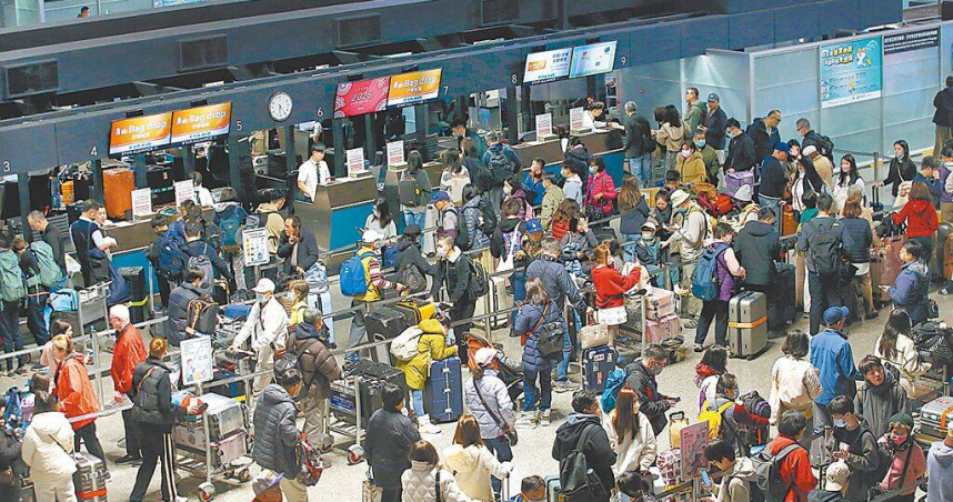 圖為桃機第二航廈出境大廳，出國旅客正在排隊辦理報到手續。（圖／報系資料照）