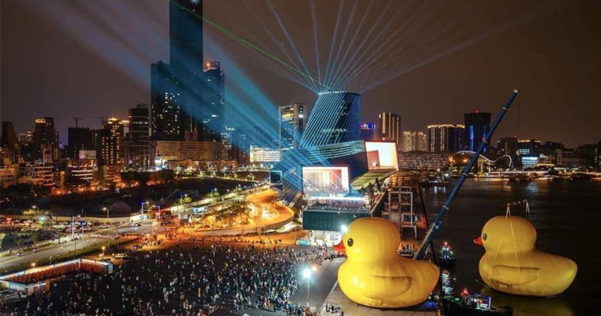 「黃色小鴨」睽違10年重返高雄，吸引逾900萬人朝聖、創下超過140億經濟產值，形成「小鴨經濟學」。（圖／高市觀光局提供）