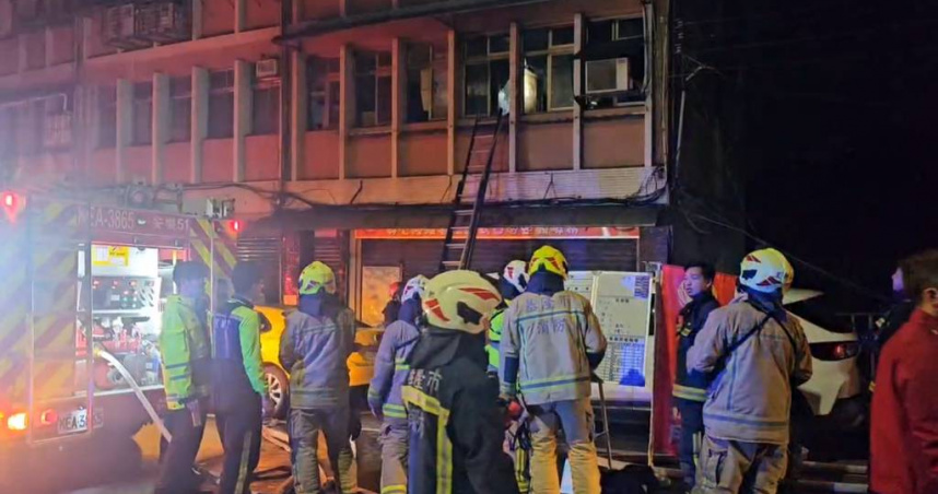 基隆市安一路一處民宅2樓，11日晚間9時許發生火災，造成獨居的徐姓老婦人嗆傷送醫，目前正插管急救中。（圖／翻攝照片／中國時報張志康基隆傳真）