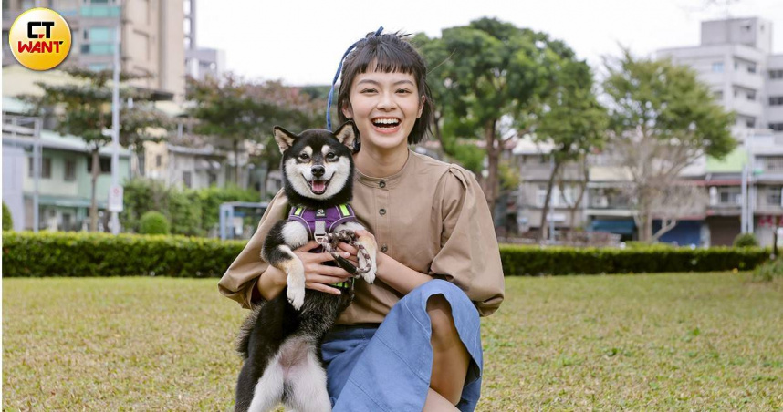 柏妍樺帶的黑柴女兒Kona接受本刊專訪。（圖／楊澍攝）