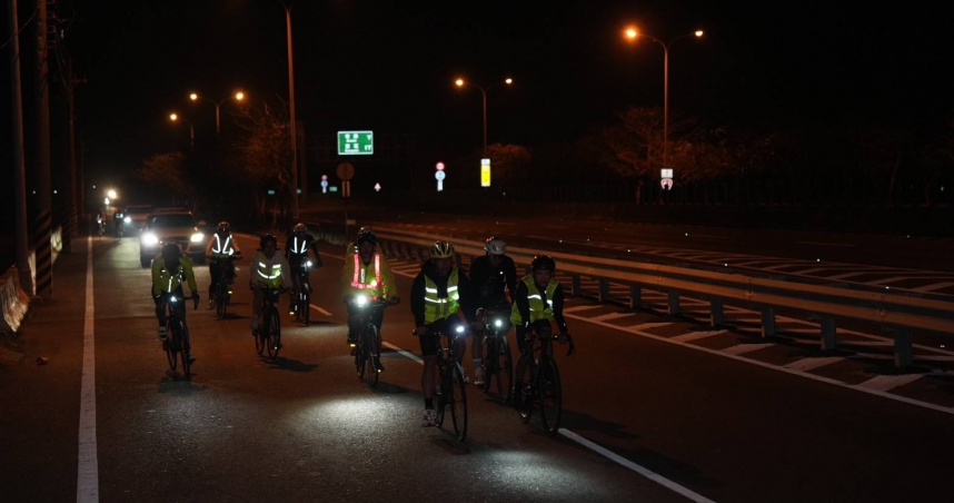 民眾黨主席黃國昌延續柯文哲精神，帶領黨公職一同挑戰「一日北高」單車騎活動。（圖／民眾黨提供）
