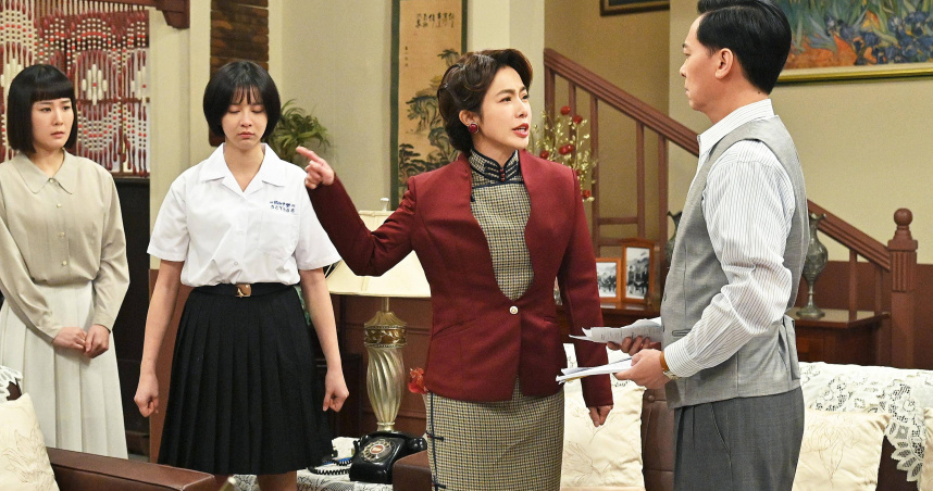 黃瑄（右二）經常有情緒戲，笑說自己差點拍到中風。（圖／台視）