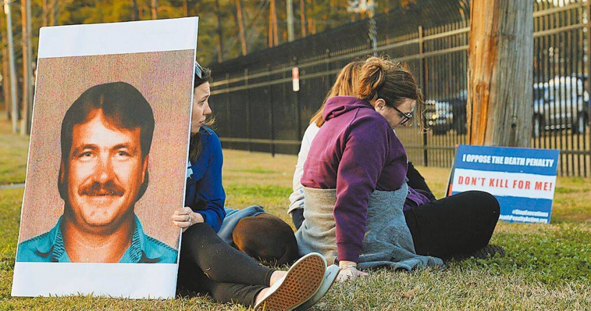 67歲美國南卡羅來納州死囚席格蒙於7日槍決伏法，這是美國15年來首次以槍擊執行死刑。圖為懲教署外的示威民眾。（圖／達志／路透社）