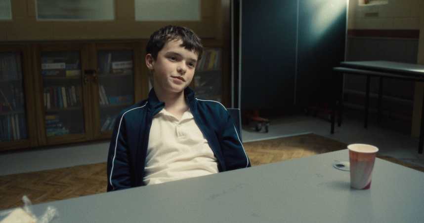 《混沌少年時》15歲新演員歐文庫柏精彩詮釋崩壞的少年。（圖／Netflix提供）