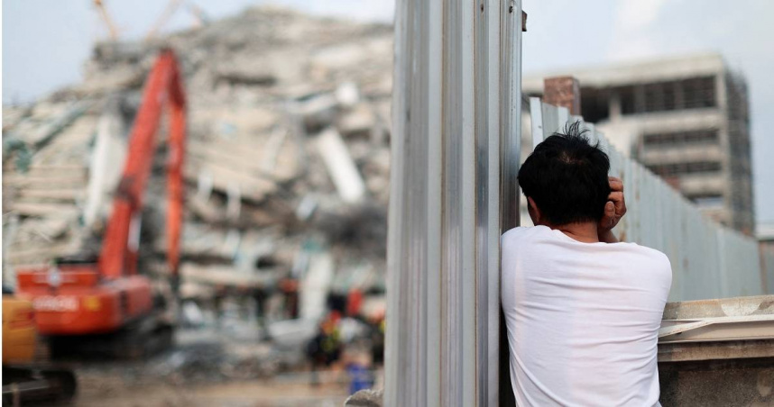 泰國曼谷一棟興建中的大樓在28日的緬甸強震中坍塌，造成10人死亡、8人受傷、77人下落不明。事發至今已超過48小時，仍有大批失蹤者的家屬在附近等待家人的最新消息。（示意圖／達志／路透社）