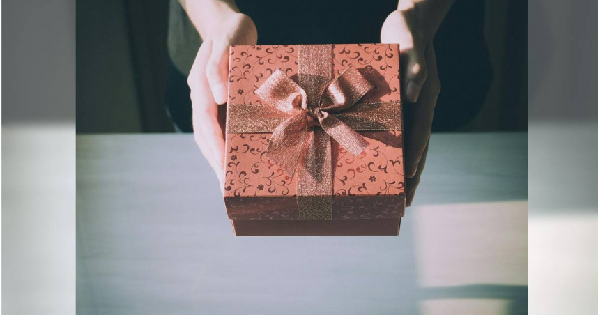 女友送生日禮物沒有投其所好，讓男友不滿。（示意圖／Pexels）