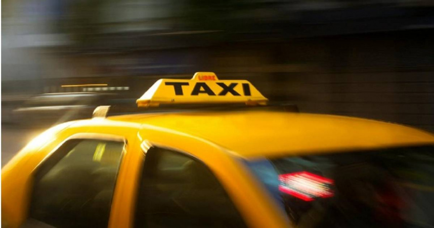 運將駕駛小黃逆撞路旁停放的休旅車，他向警方坦承事發前曾服用安眠藥及飲酒。（示意圖／翻攝Pexels）