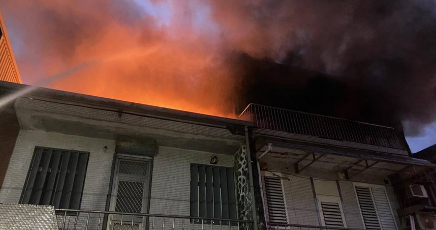 兄妹聞異味驚醒跳樓逃命鐵皮屋瞬間吞噬。（圖／翻攝畫面）