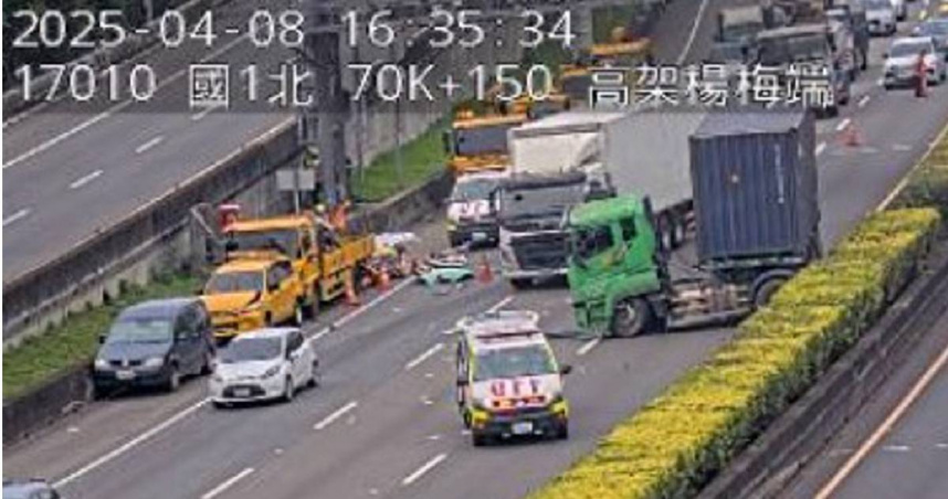 國道1號南向69.9公里楊梅路段發生交通事故，１貨櫃車突撞上前方緩撞車，警消仍於現場處理，並暫時封閉該路段。（圖／翻攝畫面）