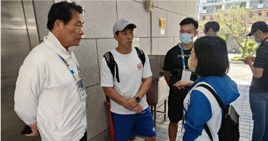 台南市體育局長陳良乾（左一）前往醫院慰問選手，右為新北市教育局人員。（圖／台南市體育局提供）
