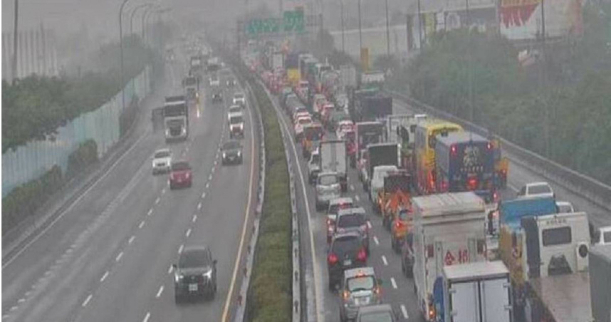 國道1號彰化段發生嚴重追撞，6部車輛撞成一團，造成後方車流嚴重回堵。（圖／翻攝高速公路1968）