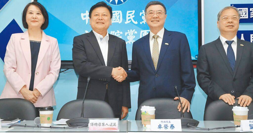 行政院長卓榮泰（右二）28日赴立法院拜會各黨團，與國民黨團總召傅崐萁（左二）握手。（陳君瑋攝）