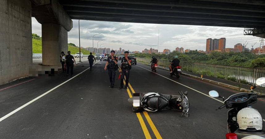 板橋大漢溪堤外便道發生3輛機車車禍，1名男子命危送醫急救。（圖／民眾提供）