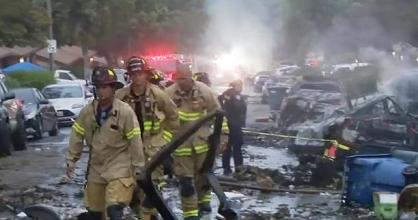 美國加州一架小型私人飛機在當地時間22日清晨墜毀於聖地牙哥一處住宅區，導致約15棟房屋起火！（圖／翻攝自CBS 8 San Diego）