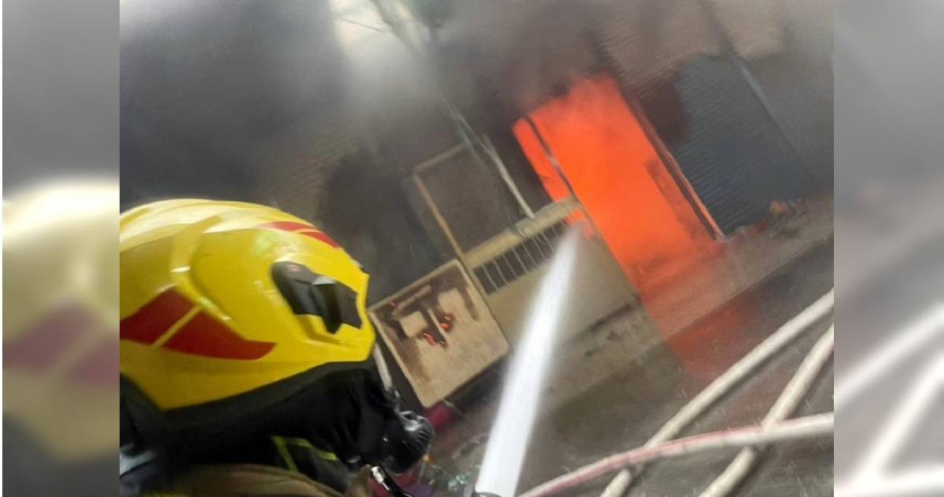 台南民宅1樓停車處發生火警，造成2名男移工受傷送醫，消防員立即灌救撲滅大火。（圖／翻攝畫面）