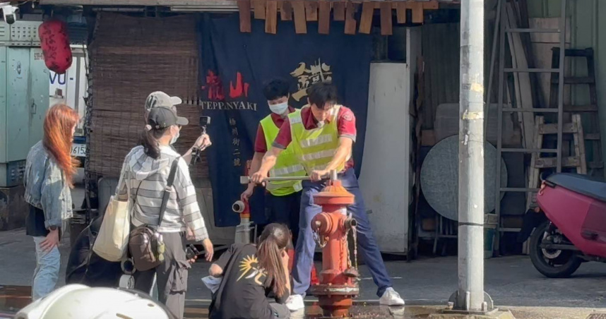 日前徐新洋被本刊讀者直擊換上帥氣消防員制服,在路邊進行消防栓放水壓力測試。(圖/讀者提供)