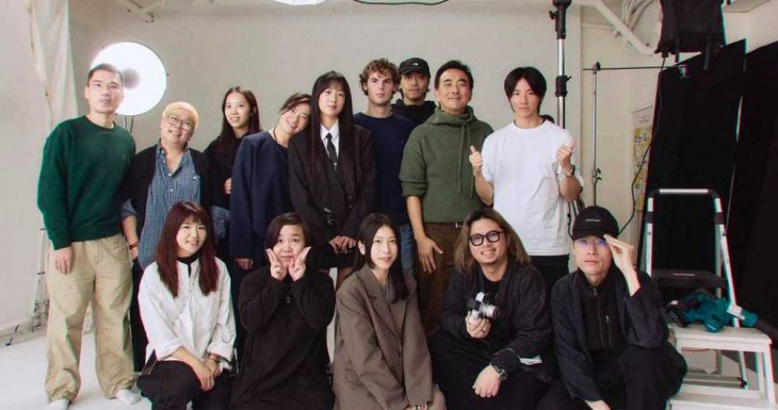 于小惠（後排左四）與蔡岳勳（後排右二）為了愛女同框。（圖／shalalasam IG）